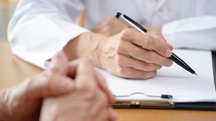 Врач заполняет данные о пациенте